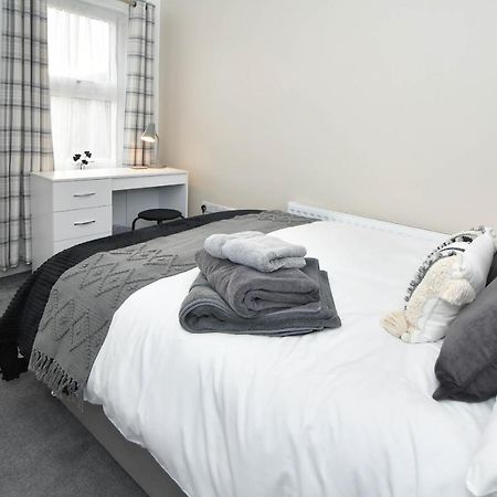 Stoke-on-Trent Find A Spacious And Stylish Escape In The City Centre At Sturgess House, Perfect For Longer Stays! מראה חיצוני תמונה