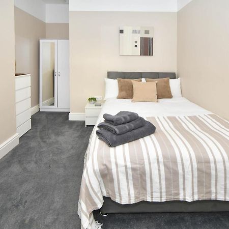 Stoke-on-Trent Find A Spacious And Stylish Escape In The City Centre At Sturgess House, Perfect For Longer Stays! מראה חיצוני תמונה