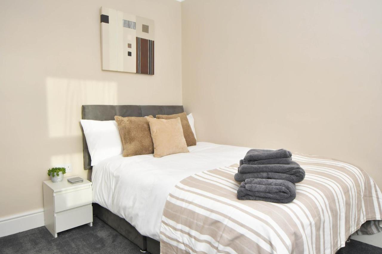 Stoke-on-Trent Find A Spacious And Stylish Escape In The City Centre At Sturgess House, Perfect For Longer Stays! מראה חיצוני תמונה