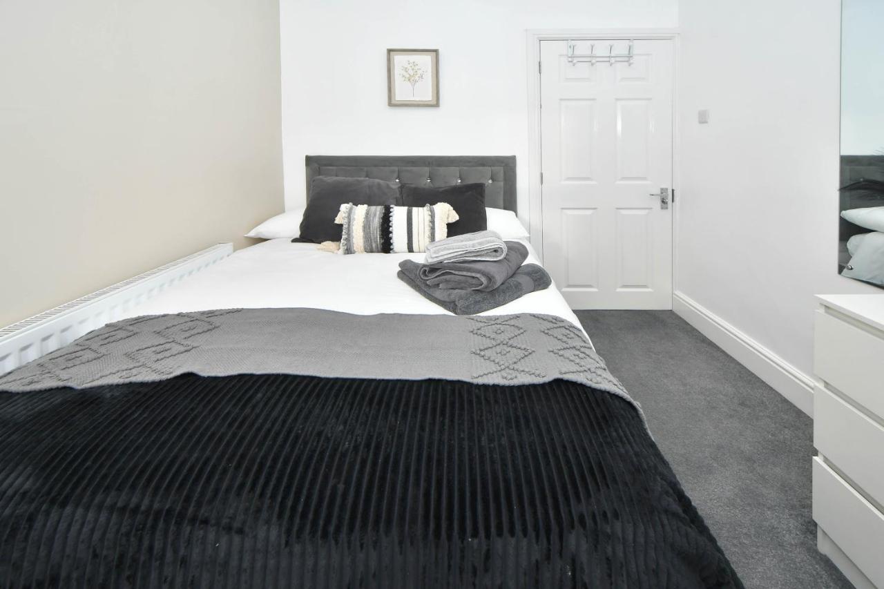 Stoke-on-Trent Find A Spacious And Stylish Escape In The City Centre At Sturgess House, Perfect For Longer Stays! מראה חיצוני תמונה