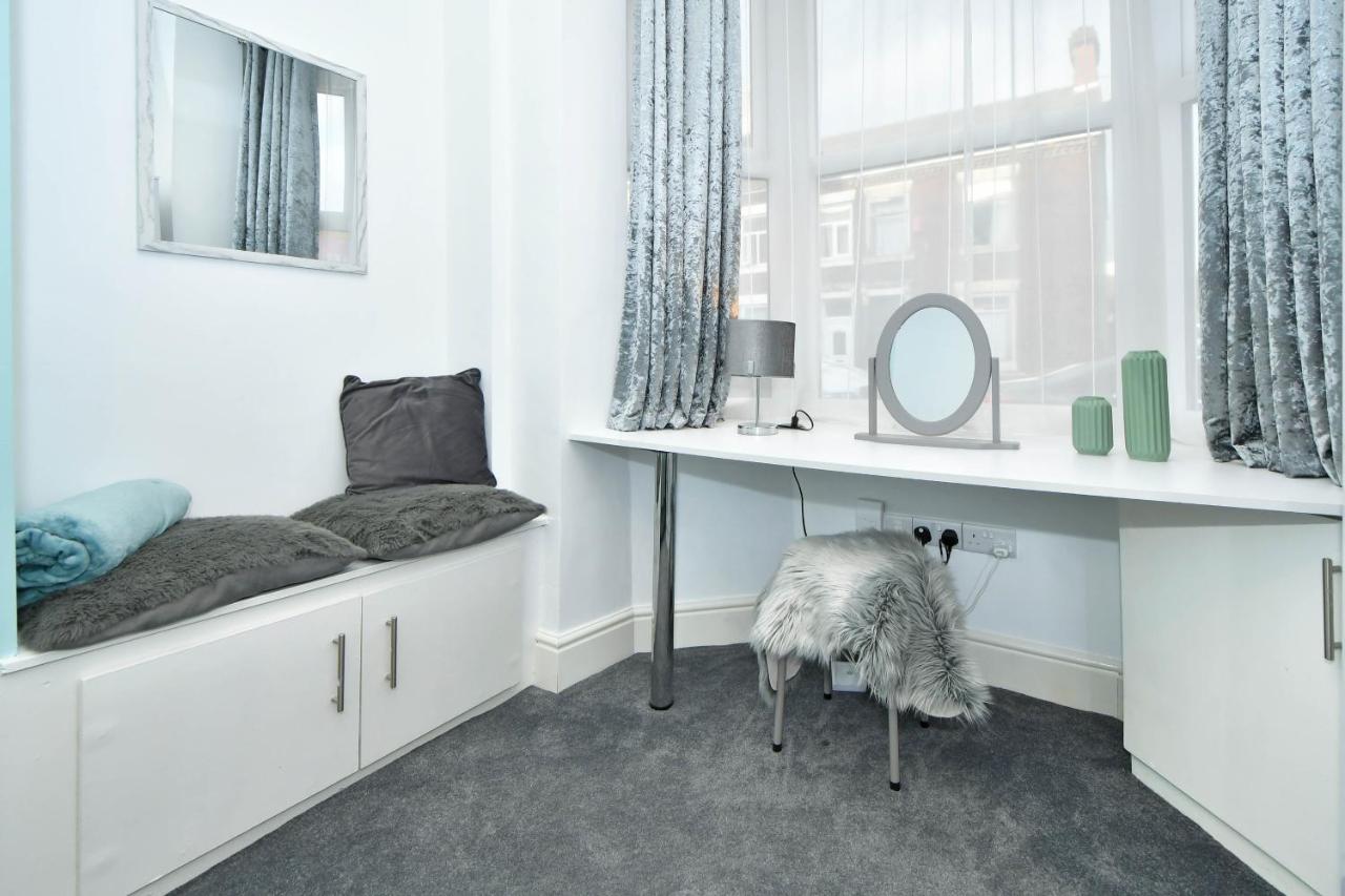 Stoke-on-Trent Find A Spacious And Stylish Escape In The City Centre At Sturgess House, Perfect For Longer Stays! מראה חיצוני תמונה