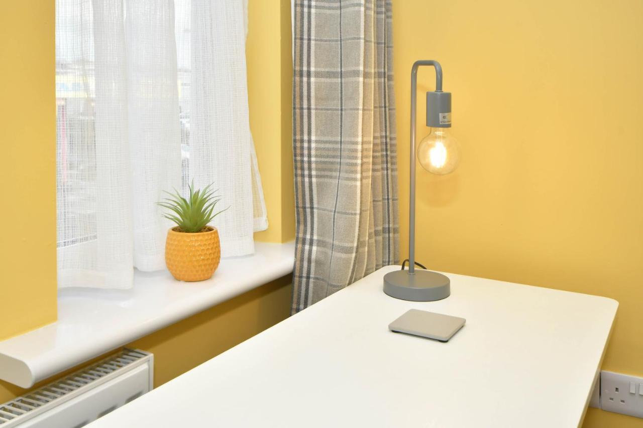 Stoke-on-Trent Find A Spacious And Stylish Escape In The City Centre At Sturgess House, Perfect For Longer Stays! מראה חיצוני תמונה
