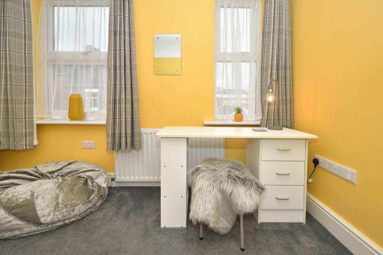 Stoke-on-Trent Find A Spacious And Stylish Escape In The City Centre At Sturgess House, Perfect For Longer Stays! מראה חיצוני תמונה
