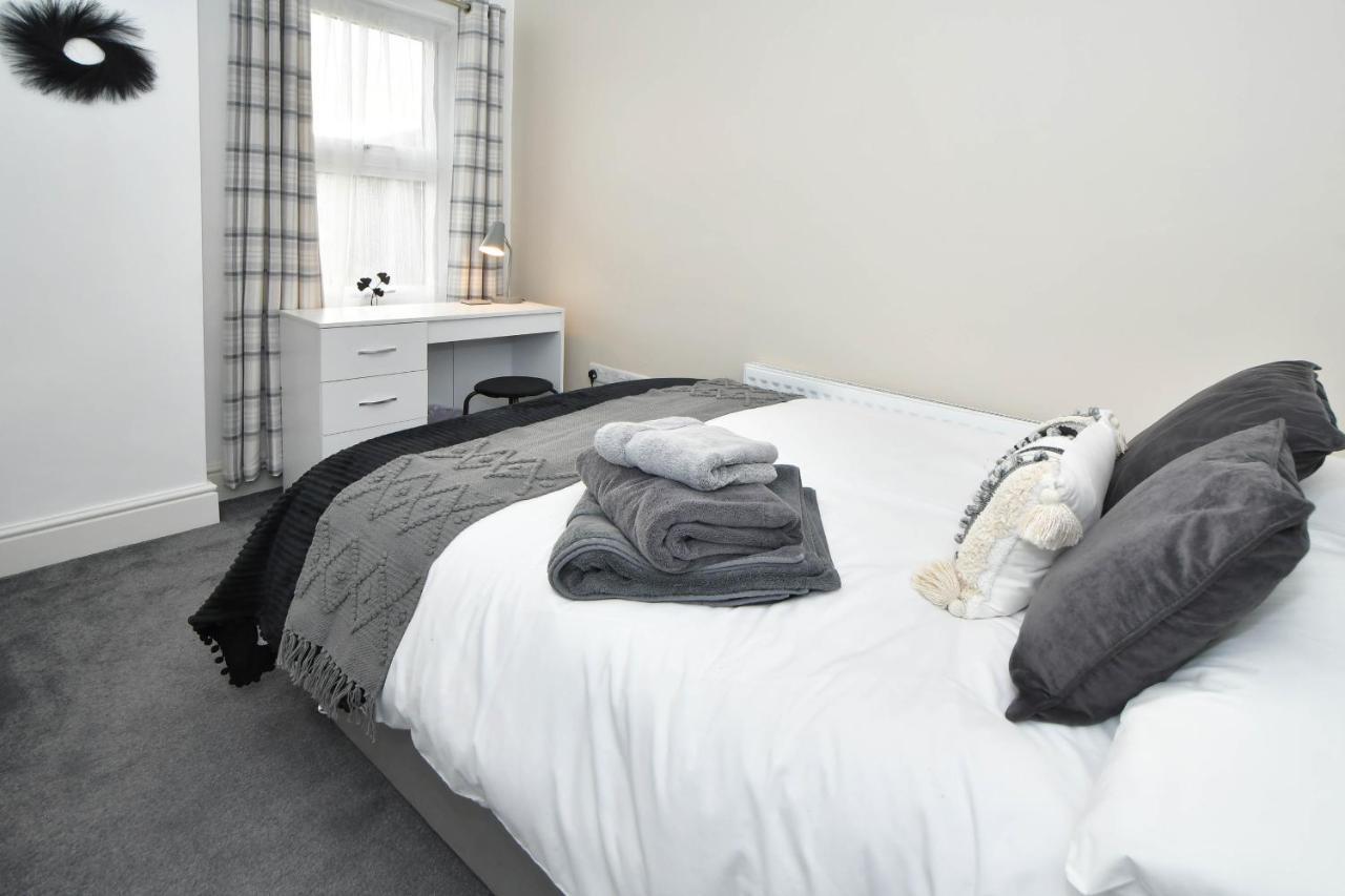 Stoke-on-Trent Find A Spacious And Stylish Escape In The City Centre At Sturgess House, Perfect For Longer Stays! מראה חיצוני תמונה