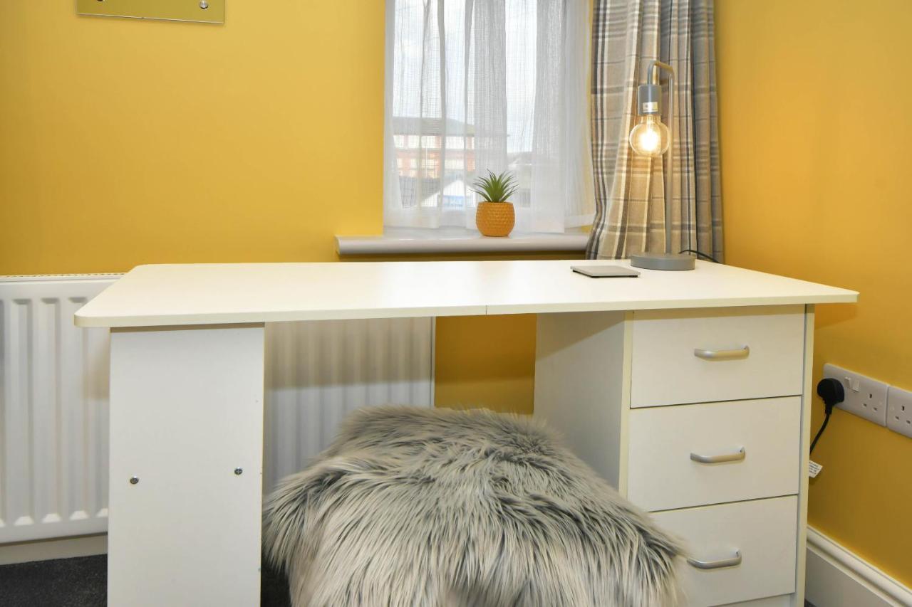 Stoke-on-Trent Find A Spacious And Stylish Escape In The City Centre At Sturgess House, Perfect For Longer Stays! מראה חיצוני תמונה
