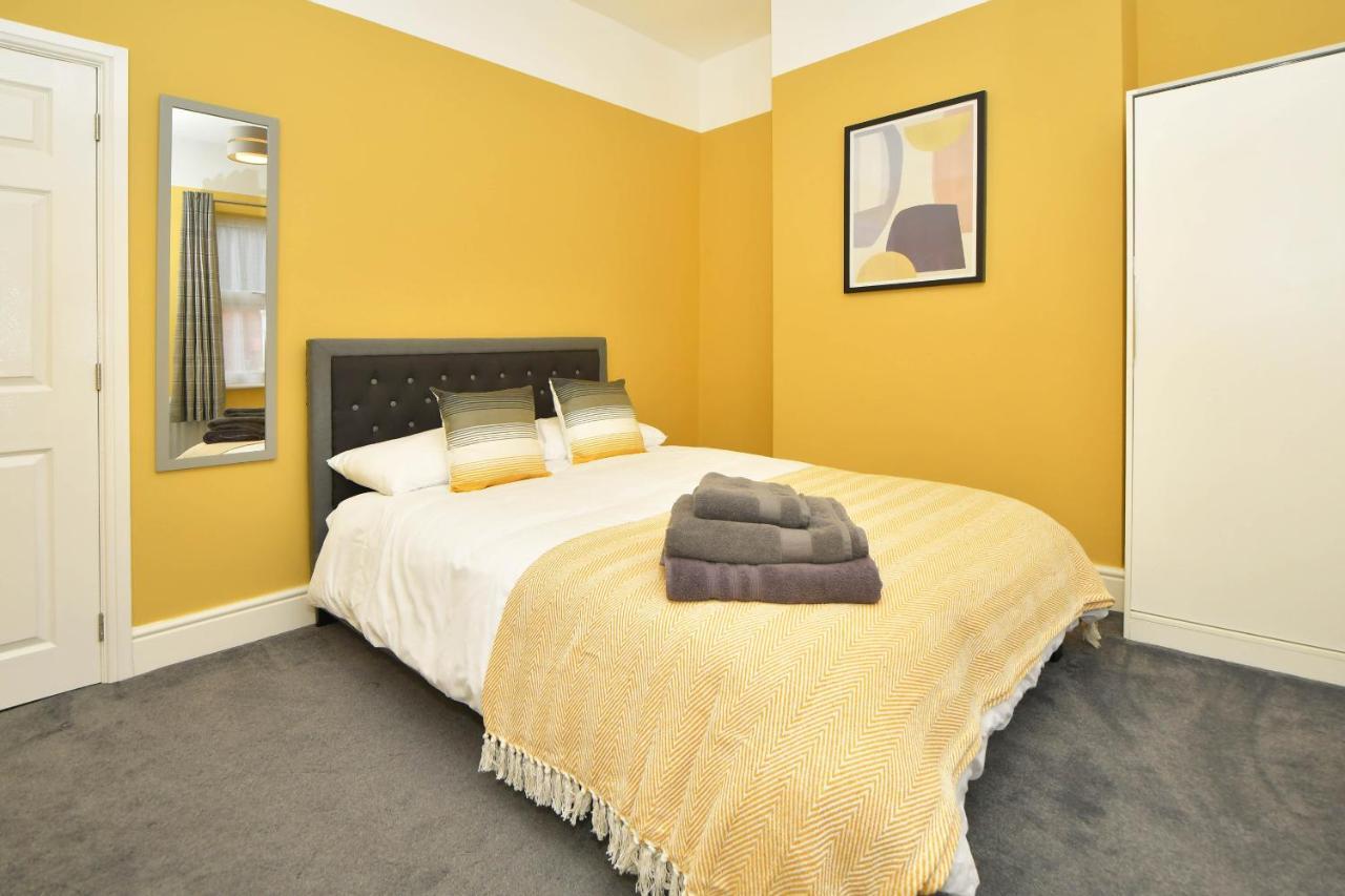 Stoke-on-Trent Find A Spacious And Stylish Escape In The City Centre At Sturgess House, Perfect For Longer Stays! מראה חיצוני תמונה