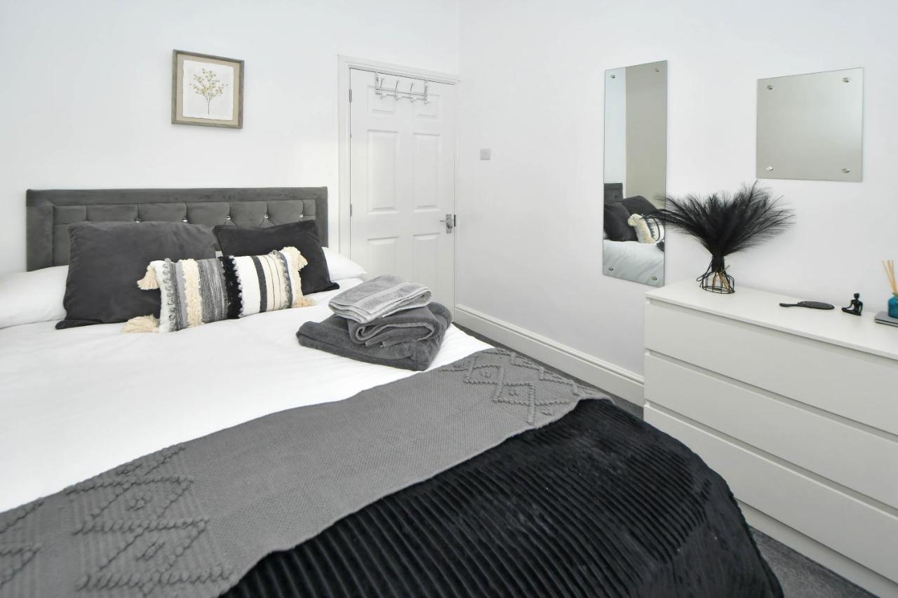 Stoke-on-Trent Find A Spacious And Stylish Escape In The City Centre At Sturgess House, Perfect For Longer Stays! מראה חיצוני תמונה