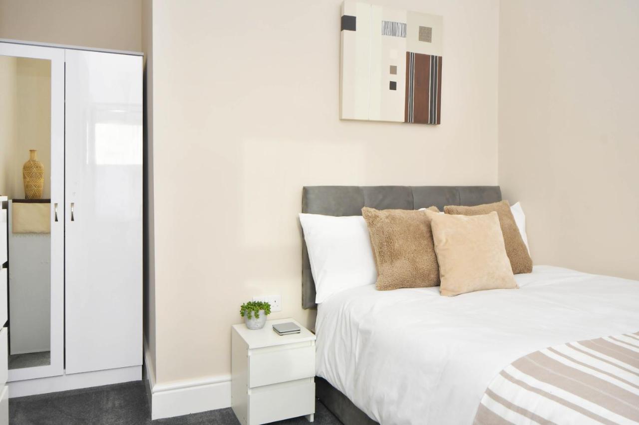 Stoke-on-Trent Find A Spacious And Stylish Escape In The City Centre At Sturgess House, Perfect For Longer Stays! מראה חיצוני תמונה