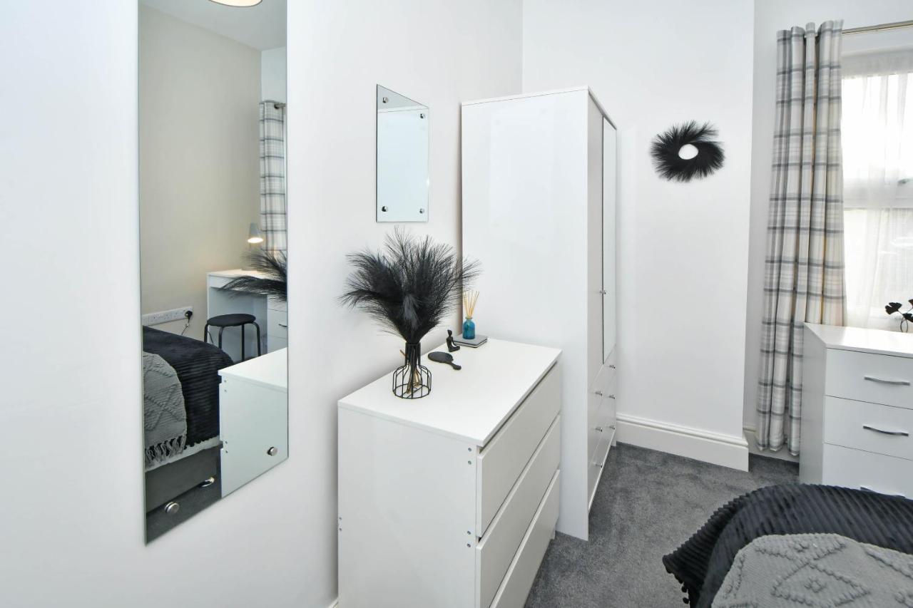 Stoke-on-Trent Find A Spacious And Stylish Escape In The City Centre At Sturgess House, Perfect For Longer Stays! מראה חיצוני תמונה