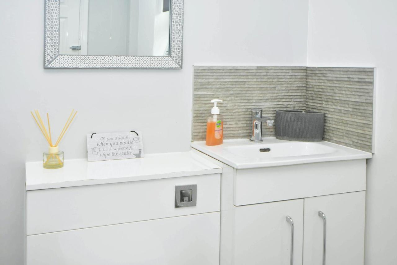 Stoke-on-Trent Find A Spacious And Stylish Escape In The City Centre At Sturgess House, Perfect For Longer Stays! מראה חיצוני תמונה