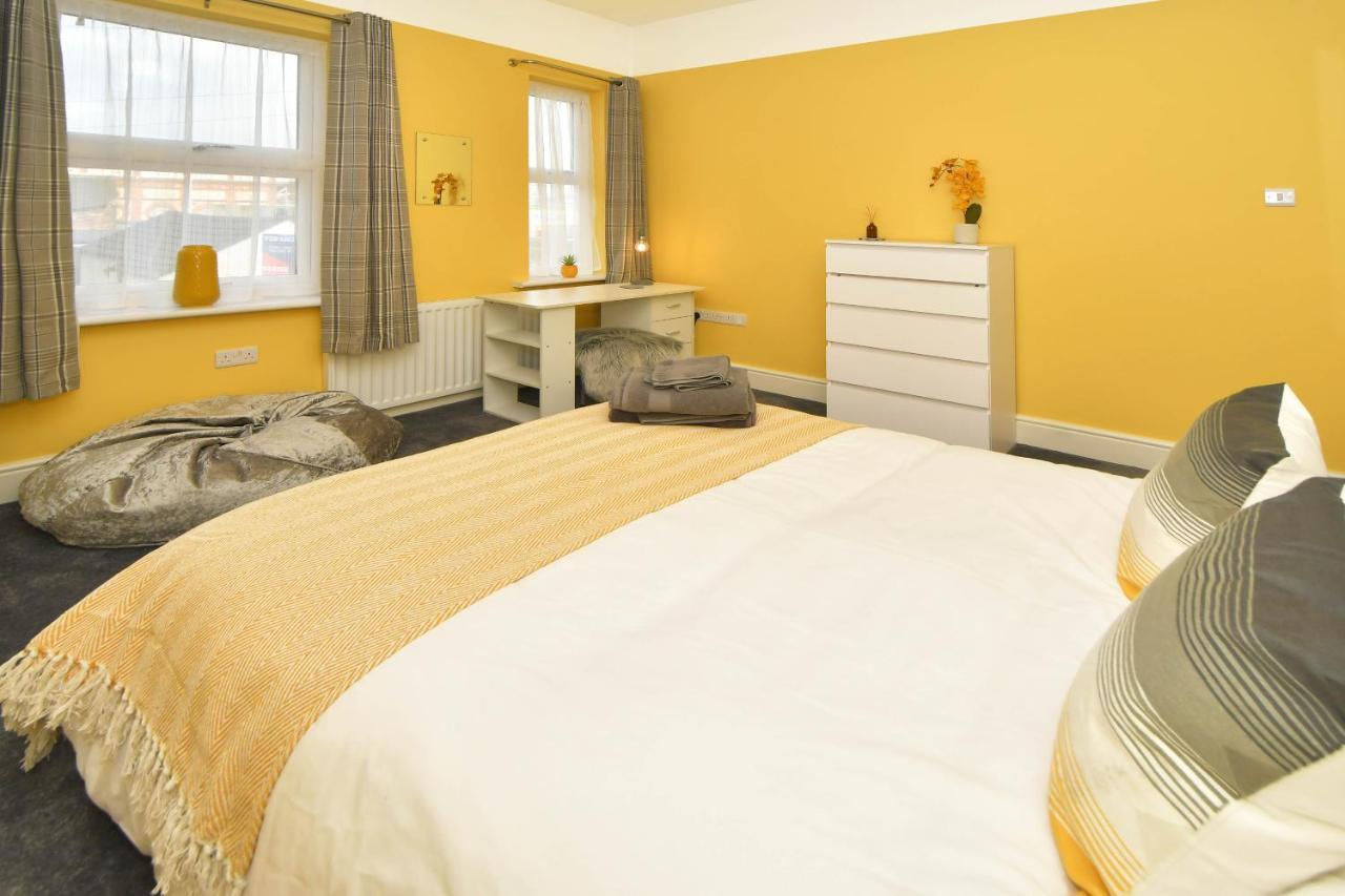 Stoke-on-Trent Find A Spacious And Stylish Escape In The City Centre At Sturgess House, Perfect For Longer Stays! מראה חיצוני תמונה