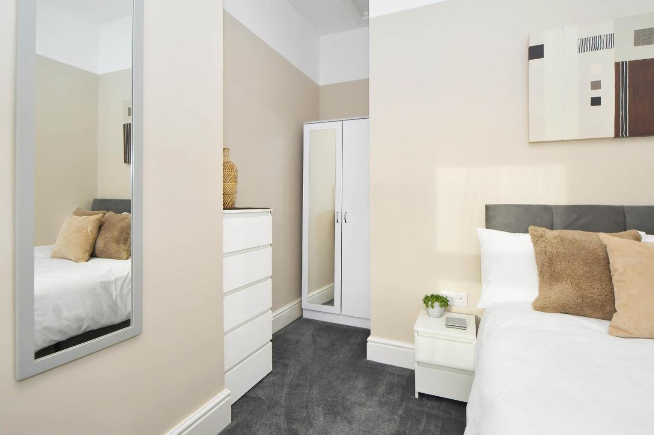 Stoke-on-Trent Find A Spacious And Stylish Escape In The City Centre At Sturgess House, Perfect For Longer Stays! מראה חיצוני תמונה