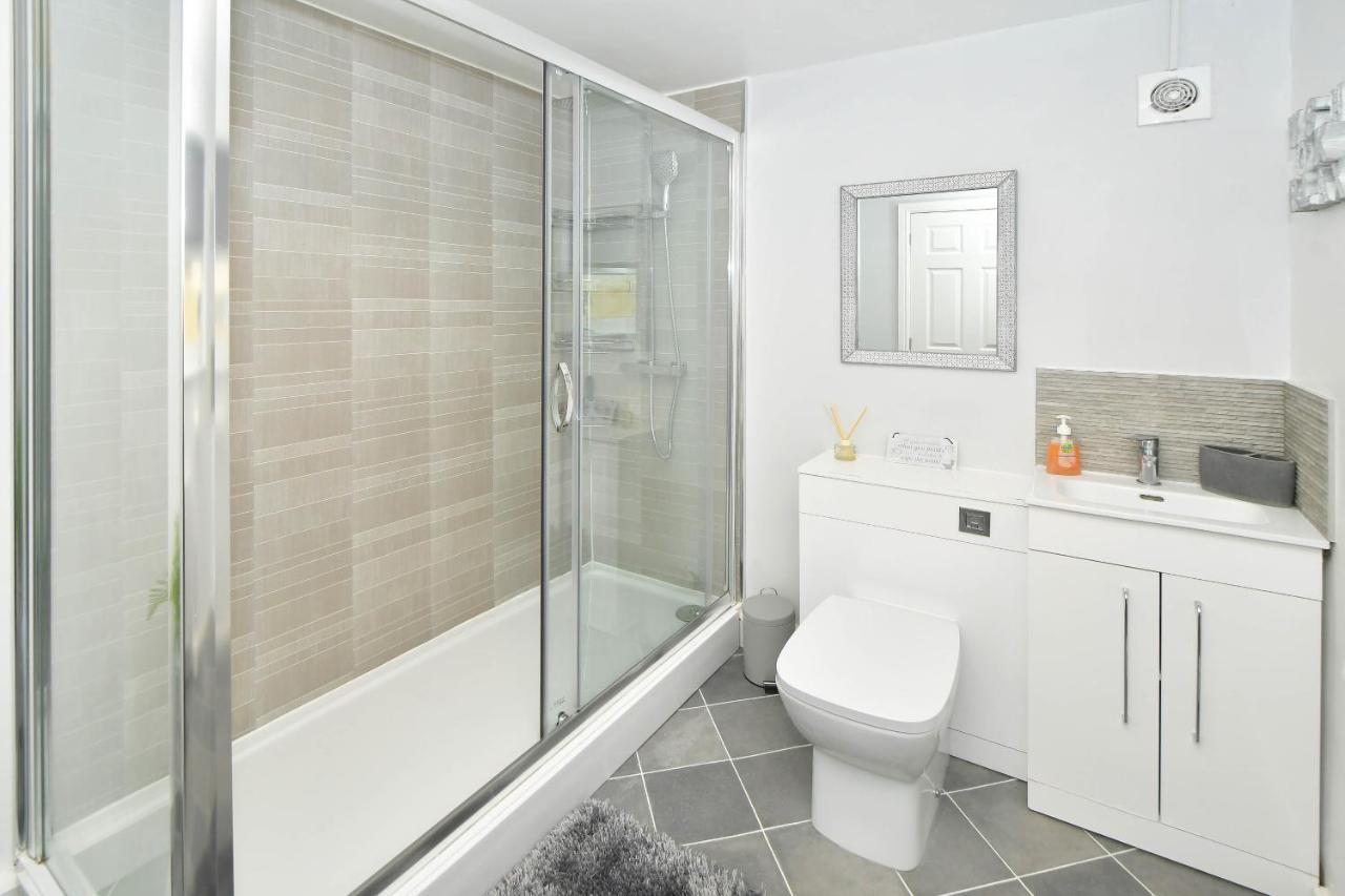 Stoke-on-Trent Find A Spacious And Stylish Escape In The City Centre At Sturgess House, Perfect For Longer Stays! מראה חיצוני תמונה