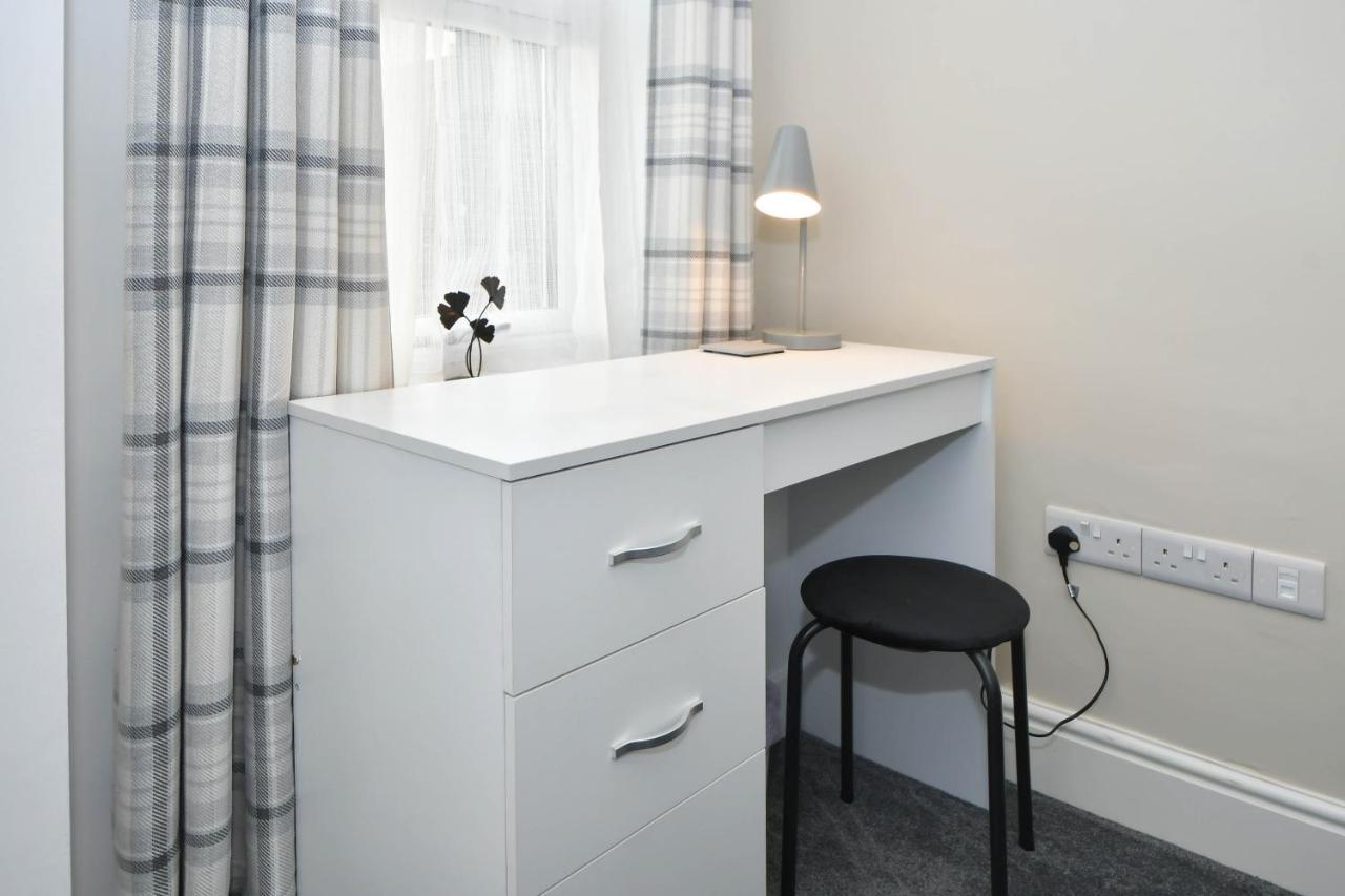 Stoke-on-Trent Find A Spacious And Stylish Escape In The City Centre At Sturgess House, Perfect For Longer Stays! מראה חיצוני תמונה