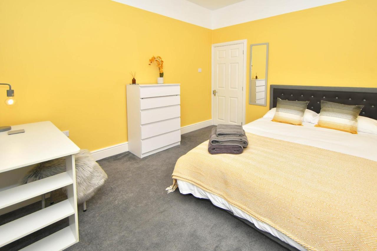 Stoke-on-Trent Find A Spacious And Stylish Escape In The City Centre At Sturgess House, Perfect For Longer Stays! מראה חיצוני תמונה