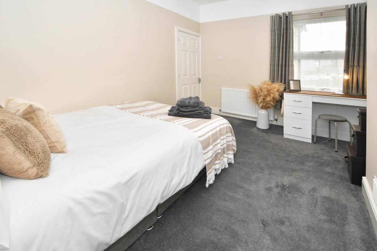 Stoke-on-Trent Find A Spacious And Stylish Escape In The City Centre At Sturgess House, Perfect For Longer Stays! מראה חיצוני תמונה